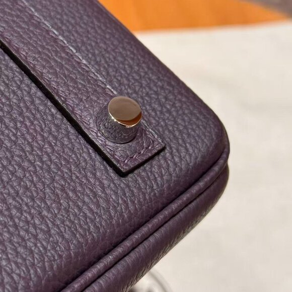 Classic Hermes Bag: A Stylish and Versatile Choice for Elegance - Picture 3 of 6